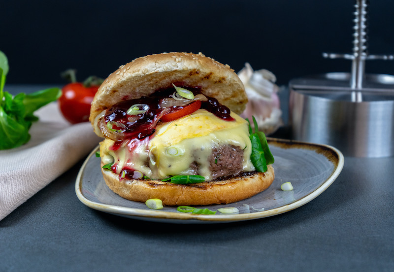 Burger mit Camembert und Preiselbeeren - Ben and Krissi