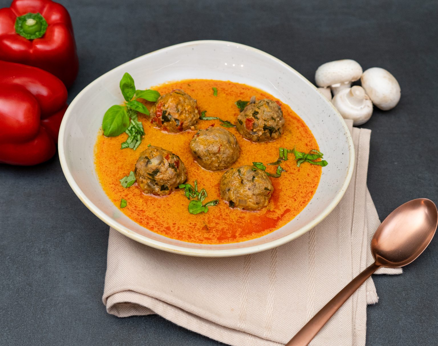 Hackbällchen mit Paprikasoße - Ben and Krissi