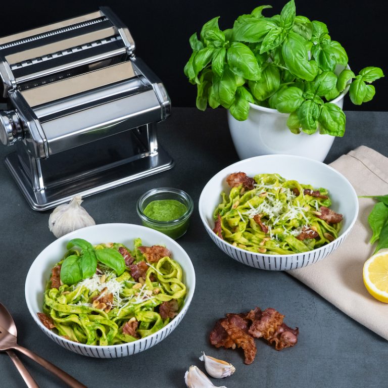 Selbstgemachte Tagliatelle mit Spinatpesto - Ben and Krissi